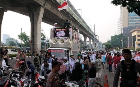 Massa Tolak Coldplay Saling Dorong dengan Aparat di Senayan