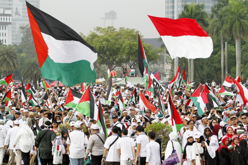 Peserta Aksi Damai Bela Palestina Menunjukkan Kesadaran Lingkungan dan Kesatuan Dalam Aksi Solidaritas di Monas