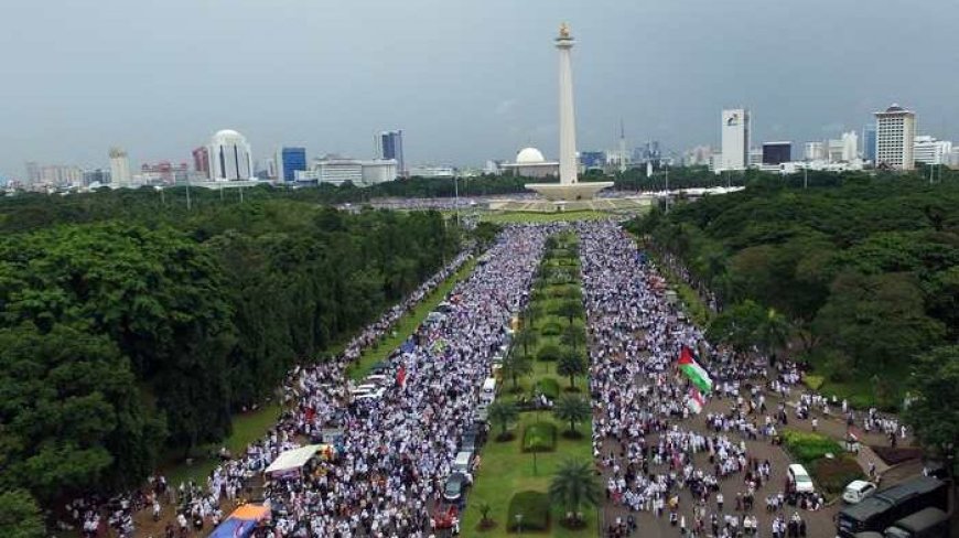 Peserta Aksi Damai Bela Palestina Tinggalkan Monas Tanpa Sampah: Masyarakat Indonesia Menunjukkan Kesadaran Lingkungan dalam Protes Damai