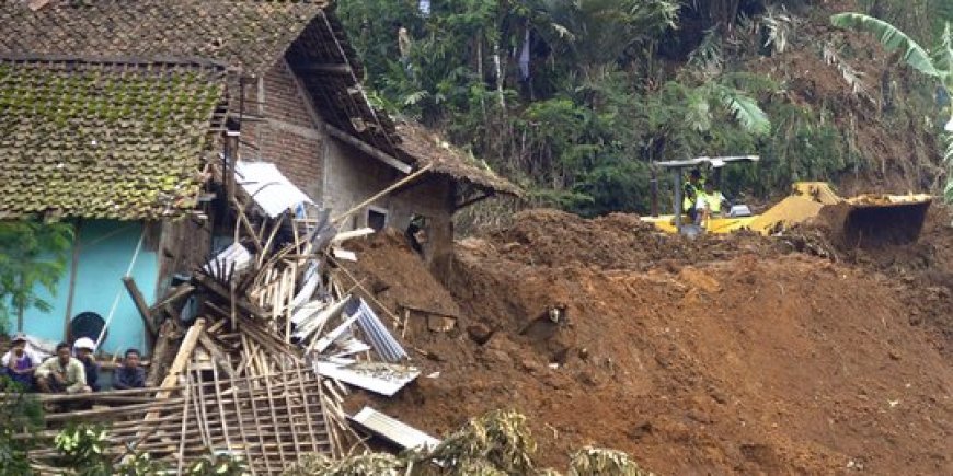 Tebing 25 Meter Longsor Timpa Rumah Warga di Bogor