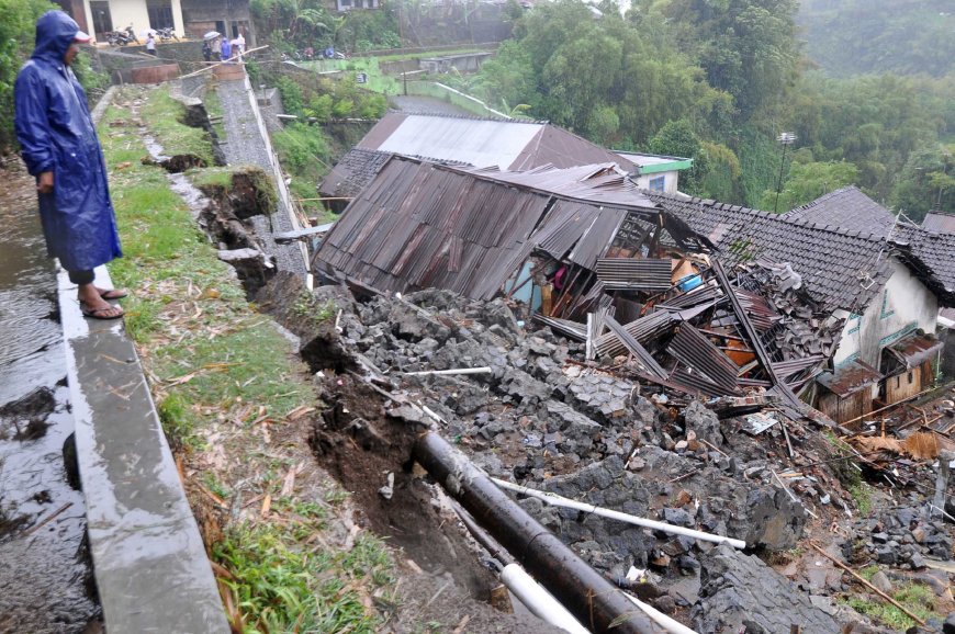 Longsor Tebing 25 Meter Timpa Rumah Warga di Bogor: Warga Selamat Meski Rumah Hancur