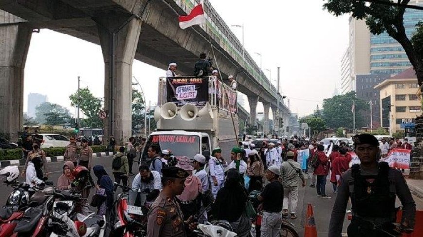 Massa Tolak Coldplay Saling Dorong dengan Aparat di Senayan