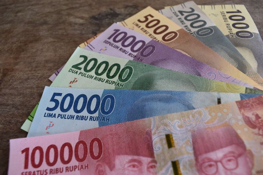 Rupiah Menguat di Awal Pekan Berkat Sinyal Pelonggaran Kebijakan The Fed dan Neraca Perdagangan Positif