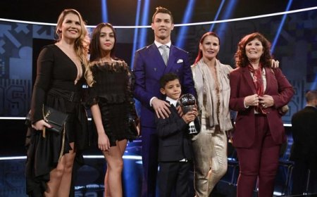 Ibu Ulang Tahun, Ronaldo Kadokan Porsche dan Beri Rolex ke Tamu