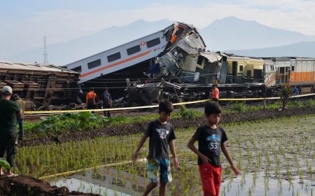 Kecelakaan Kereta Api Tragis di Bandung, Tiga Meninggal dan Puluhan Luka, Jalur Rel Lumpuh Total