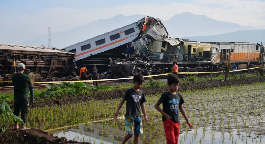 Kecelakaan Kereta Api Tragis di Bandung, Tiga Meninggal dan Puluhan Luka, Jalur Rel Lumpuh Total