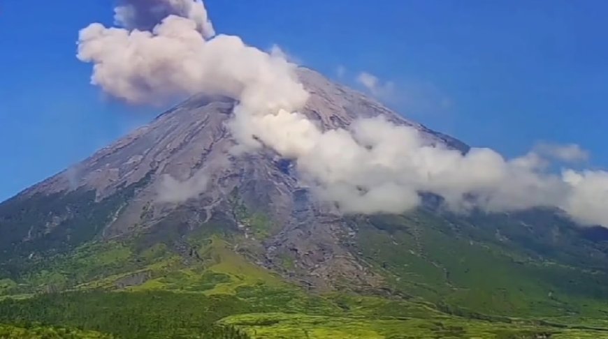 Gunung Semeru Erupsi, Ancam Wilayah Sekitar dengan Kolom Abu Setinggi 2.000 Meter