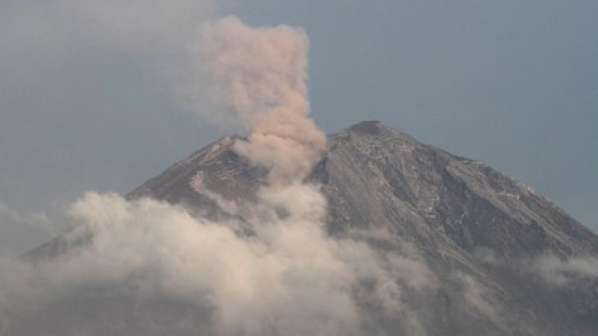 Gunung Semeru Meletus, Menyebarkan Abu Setinggi 2.000 Meter, Wilayah Sekitar Diimbau Waspada