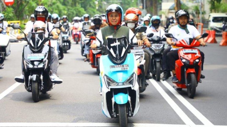 Luhut Sebut Pajak Motor Bensin Bakal Naik buat Subsidi Transportasi Umum