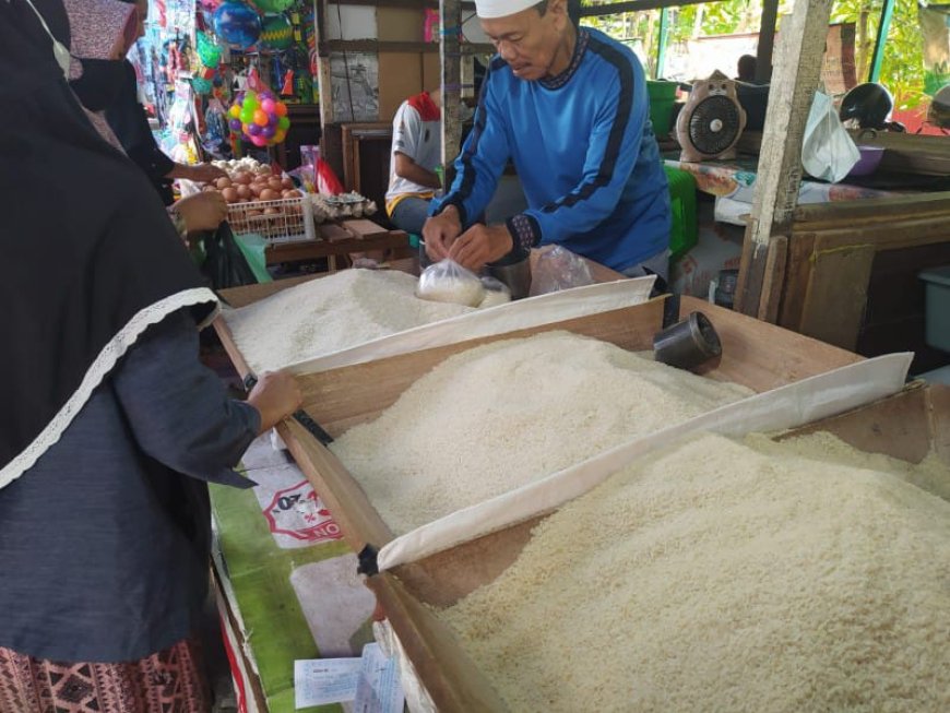 Lonjakan Harga Beras Mencapai Rekor Tertinggi: Kritik Pedagang Pasar Terhadap Kebijakan Bansos Jelang Pilpres 2024