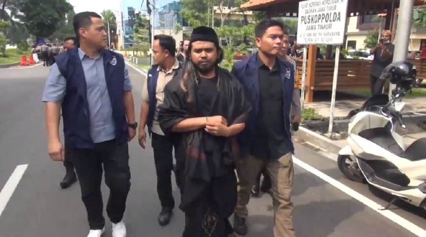 Gus Samsudin Dijemput Paksa Polisi Terkait Konten 'Tukar Pasangan'