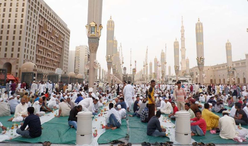 Pengalaman Unik Ramadan di Masjidil Haram: Arab Saudi Buka Peluang Berbuka Puasa Bersama