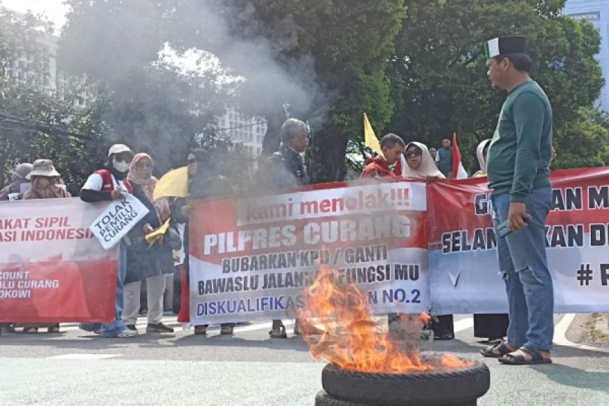 Aksi Massa di Depan Kantor KPU: Protes Terhadap Kecurangan Pemilu