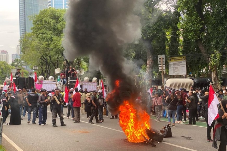 Aksi Massa Bakar Ban di Depan Kantor KPU: Protes Pemilu Curang